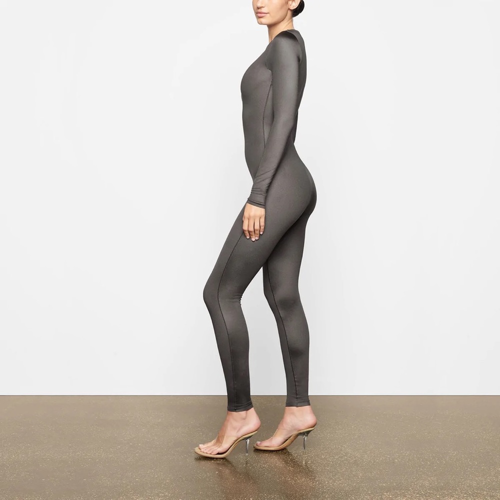 SKIMS ALL-IN-ONE SHINE CREW NECK LONG SLEEVE ONESIE IN GUNMETAL - Picture 4 of 6